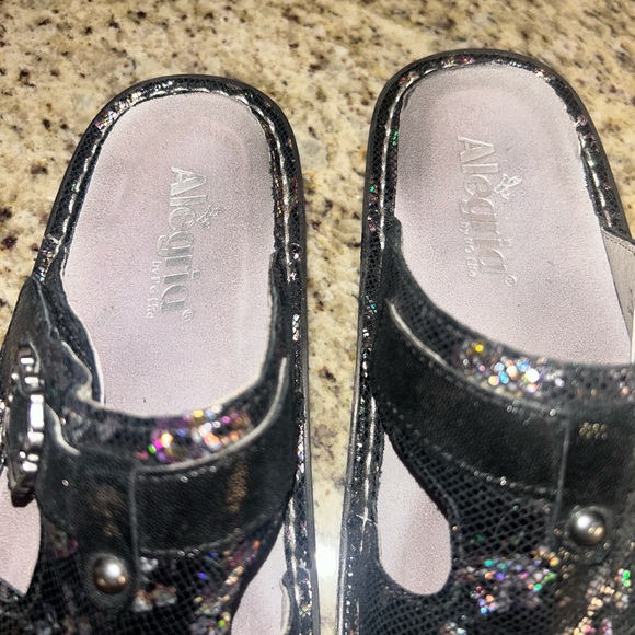 Alegria Peggy Black shimmer leather adjustable slide sandals. Size 38 (8/8.5) - Picture 2 of 9